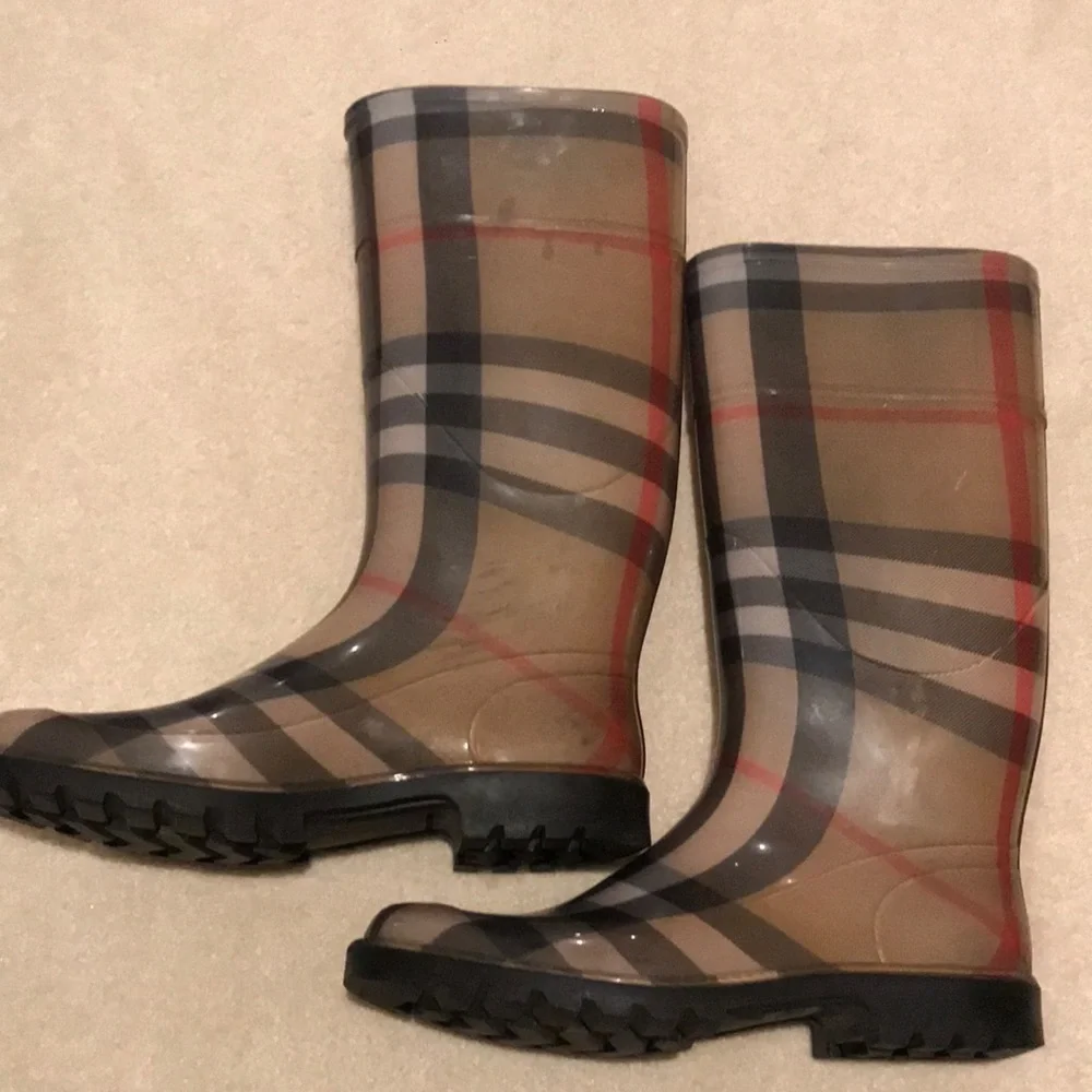 Authentic Burberry Plaid Winter Rain Boots - Brown and Black - Picture 4 of 8